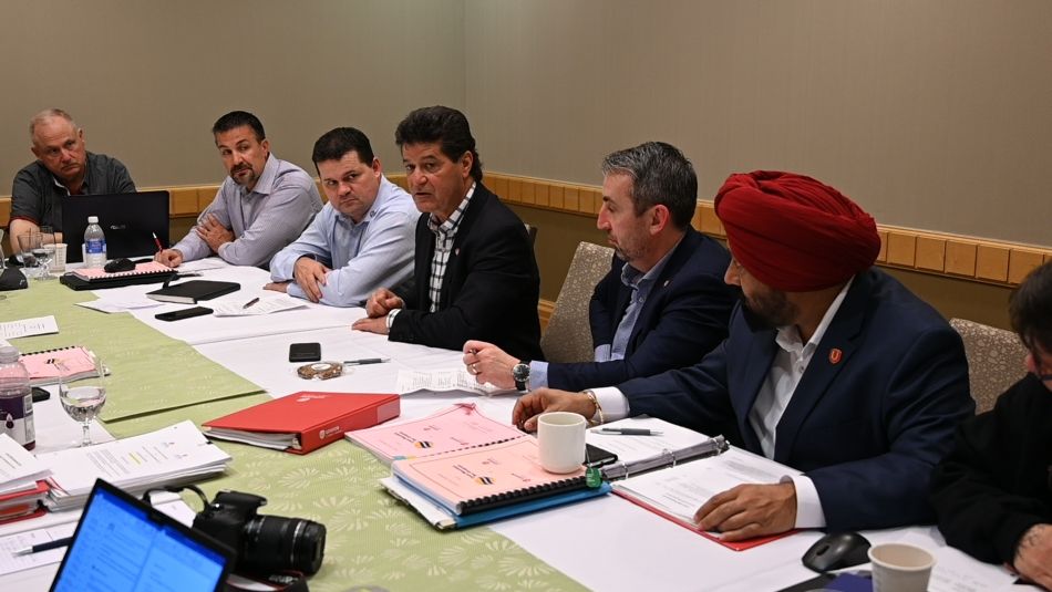 Jerry Dias, Scott McGarrigle and Chris MacDonald à la table des négociations avec les membres d'Unifor travaillant chez Translink.