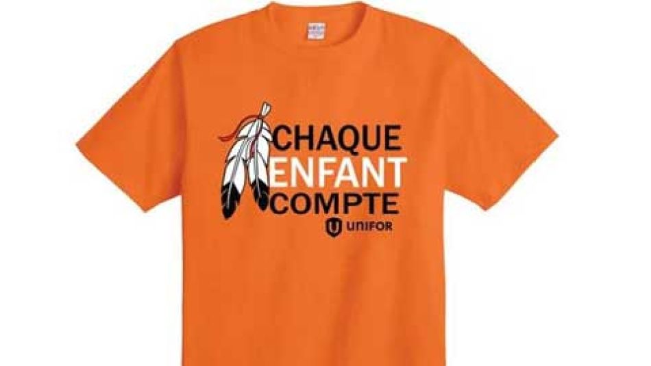Un t-shirt Unifor orange sur lequel on peut lire "chaque enfant compte".