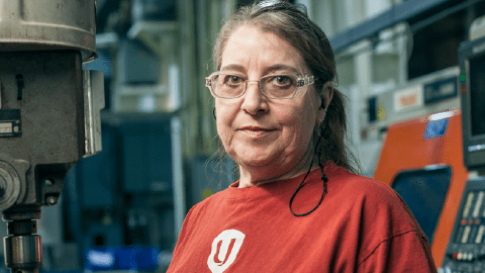 Unifor Local 1075 member at Alstom wearing a Unifor T-shirt