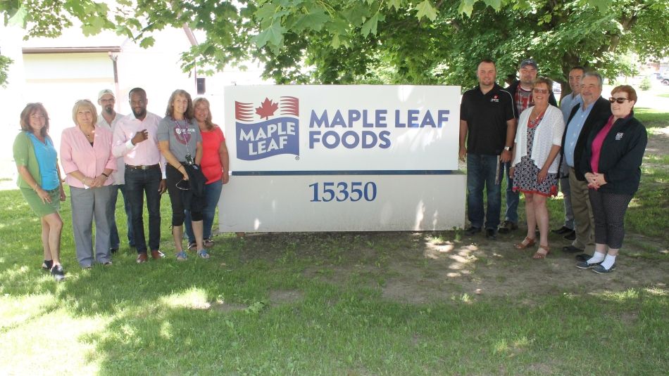 Une douzaine de membres de la section locale 1090 devant l'usine des Aliments Maple Leaf à Port Perry.