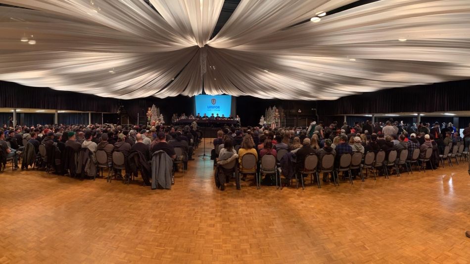 Unifor Local 594 members fill a ballroom.