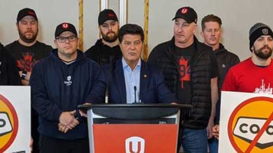 Jerry Dias at a podium with members of Unifor National and Local 594 leadership.