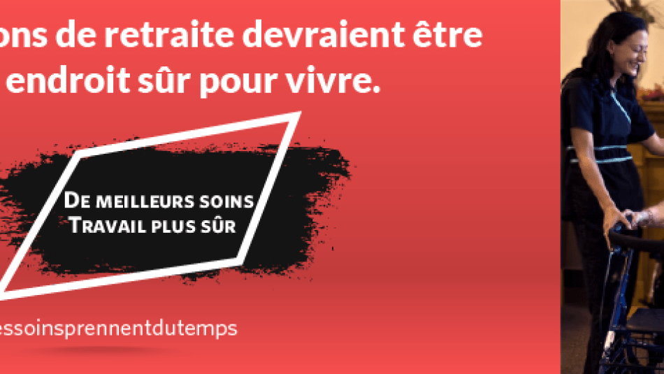 Une femme âgée en chaise roulante est accompagnée de deux travailleurs de la santé à côté d'un graphique intitulé "Les maisons de retraite devraient être un endroit sûr pour vivre". De meilleurs soins. Travail plus sûr. #LesSoinsPrennentDuTemp".