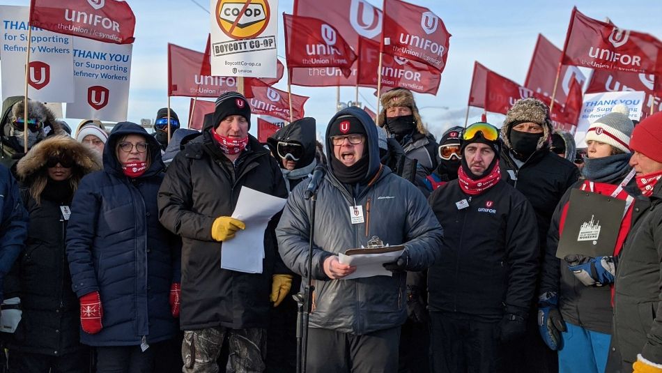 Unifor Local 594 president, Kevin Bittman, with Unifor National leadership on the picket line.