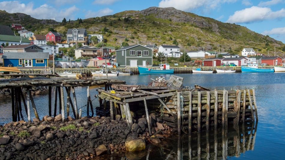 Des bateaux de pêche se trouvent dans les eaux d'une communauté côtière de Terre-Neuve.