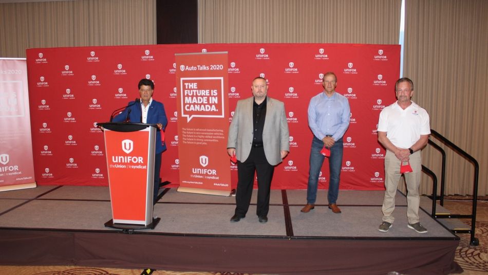 Jerry Dias prend la parole lors d'une conférence de presse.