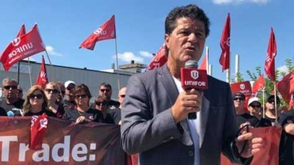 Jerry Dias addresses a crowd of Unifor members.