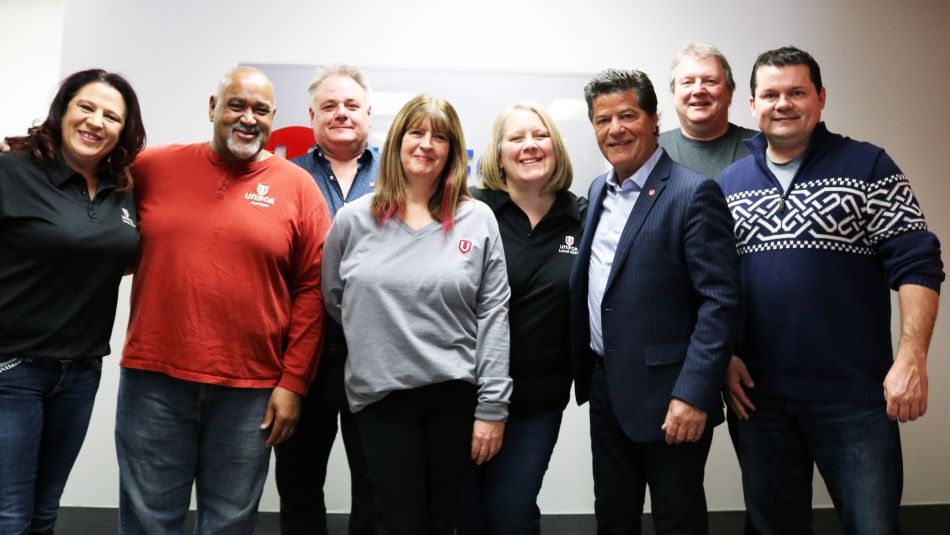 Jerry Dias and Chris MacDonald pose with members of Unifor Local 4304.