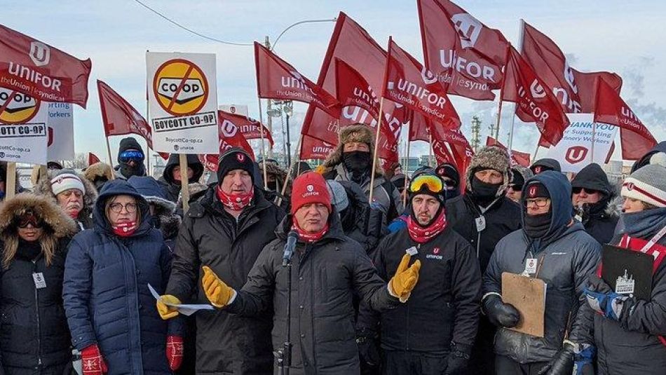 Jerry Dias and Unifor leadership on a picket line at Co-op Refinery.