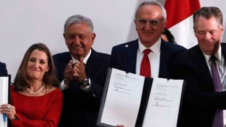 Chrystia Freeland signe l'accord commercial de la CUSMA avec ses homologues mexicains et américains.