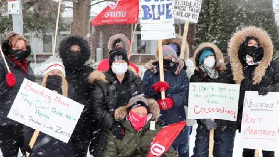 Des membres d'Unifor lors d'un rassemblement pour les soins de longue durée.