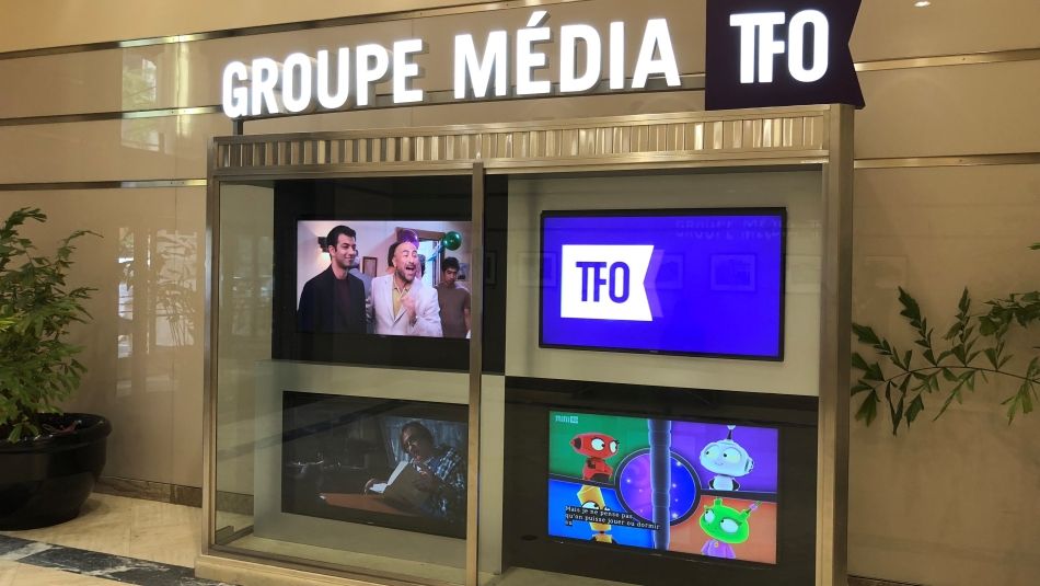 Des télévisions diffusent des émissions sous une bannière "Groupe Média TFO".