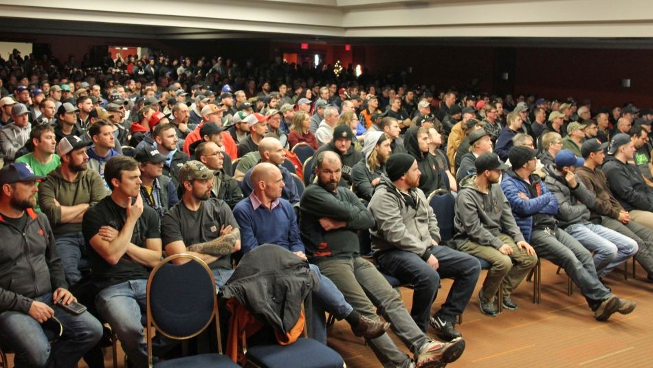 Hundreds of Unifor MWF1 members sit in a meeting hall.