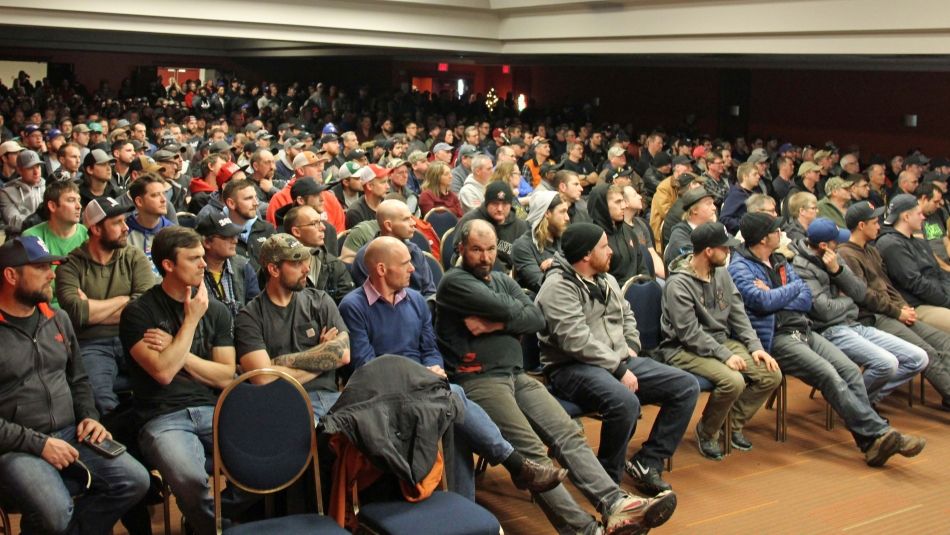 Des centaines de membres d'Unifor MWF1 sont assis dans une salle de réunion.