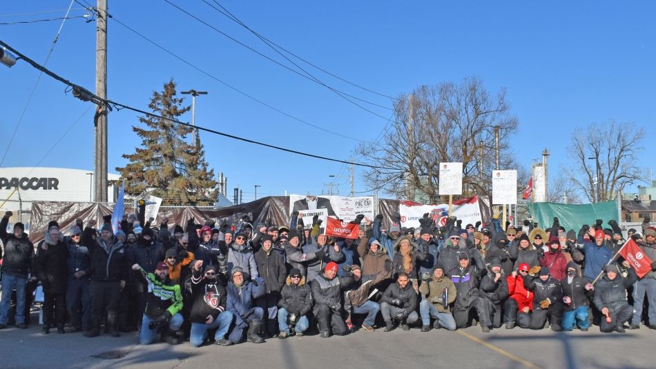 Members of Unifor Local 728 outside the Paccar plant in Sainte-Thérèse, Qc.