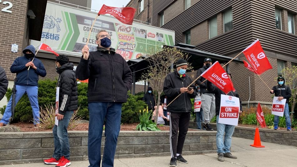 Des membres de la section locale 252 d'Unifor en grève à l'usine Nestlé à Toronto.