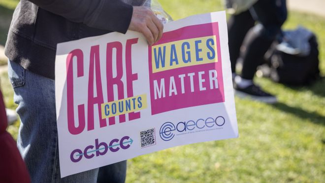 Affiche de la manifestation portant l’inscription « Care counts, Wages matter » (Prendre soin, ça compte, et les salaires sont importants). 