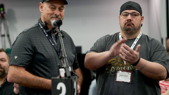 Len Poirier et Alexandre Lamarre, représentant du SNRRC au Québec, au micro pour annoncer un don.