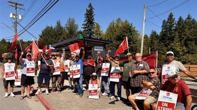 People holding up "on strike" placcards