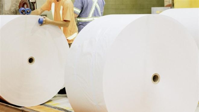 rouleaux de papier d'impression sur une chaîne de production