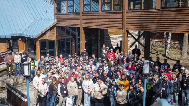 A large group posing outside the classroom building at the Unifor Education Centre