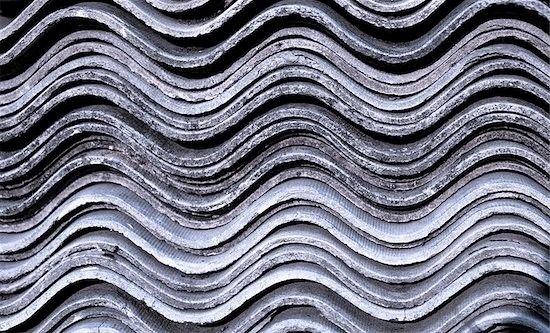 Tuiles d'amiante ondulées.