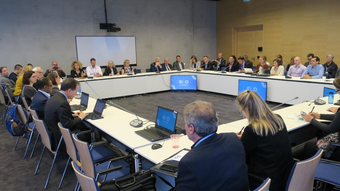 Des dizaines de militants syndicaux assis autour d'un carré de tables lors d'une réunion.