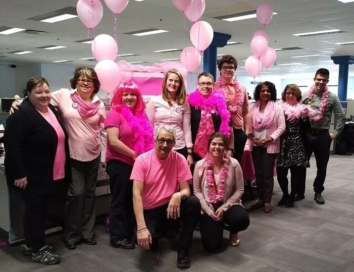 Des membres de la section locale 2002 travaillant comme planificateurs d'équipes pour Jazz dans un bureau.