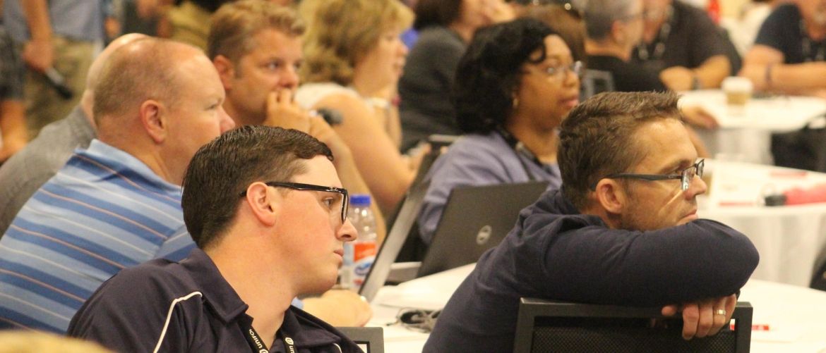 Des membres d'Unifor lors d'un session sur &quot;L'avenir du travail&quot; au Conseil canadien.