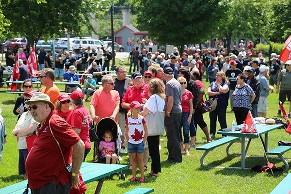 Une grande foule de membres de la communauté de Goderich et de membres de la section locale 16-O font la queue pour un barbecue en plein air.