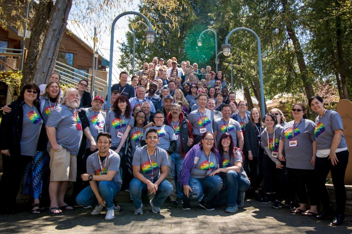 Des members d'Unifor qui font partient de la communauté LGBTQ au Centre d'éducation familiale d'Unifor à Port Elgin.