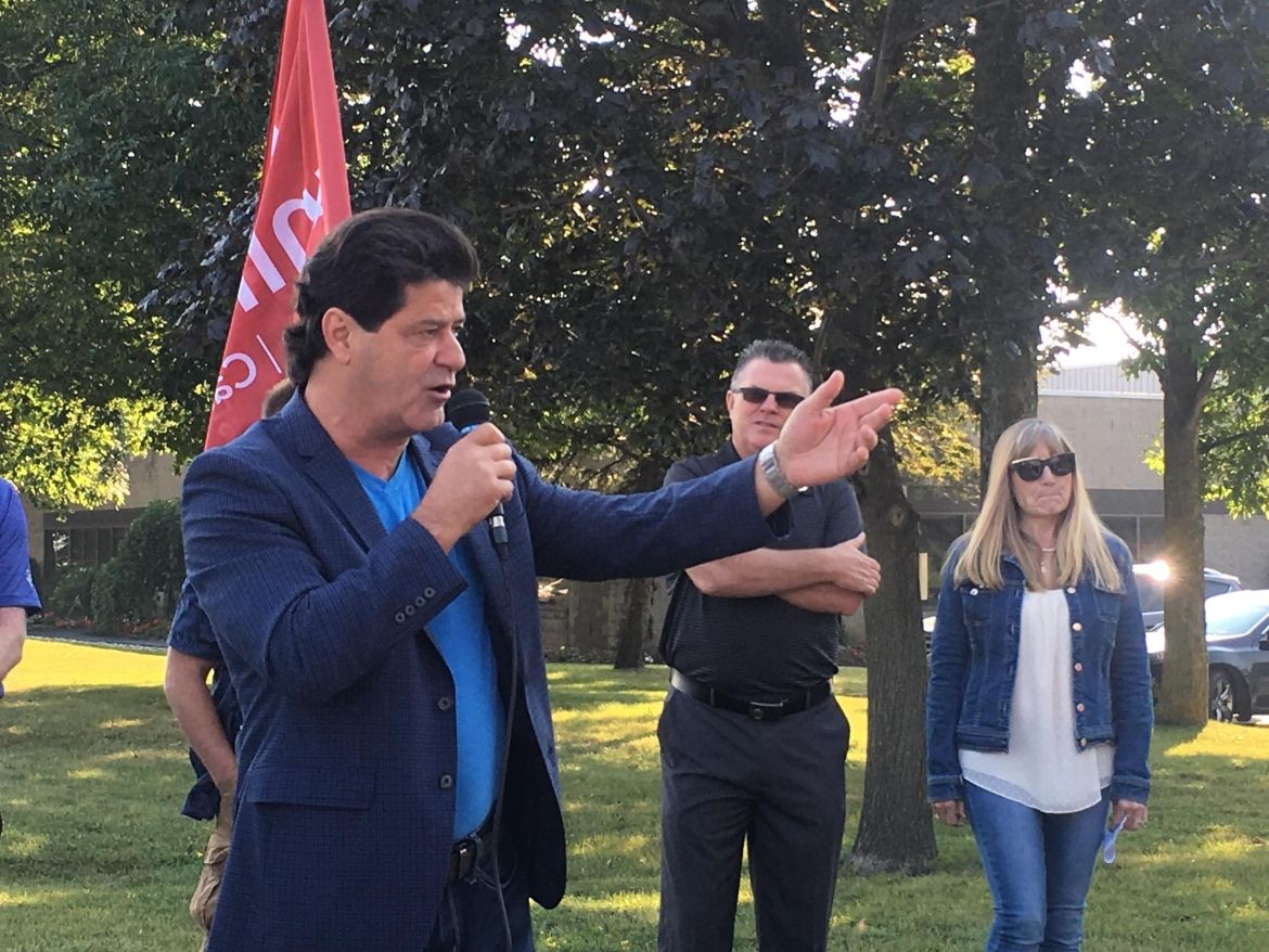 Jerry Dias speaking at a rally.