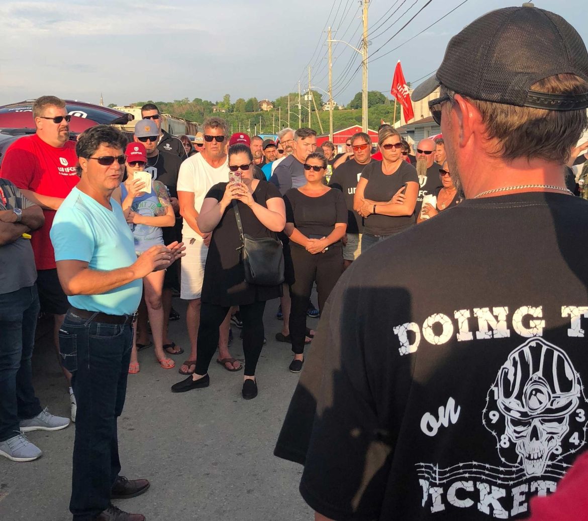 Jerry Dias addresses members of Local 16-0 in Goderich on July 5, 2018 after escorting scabs off the property.