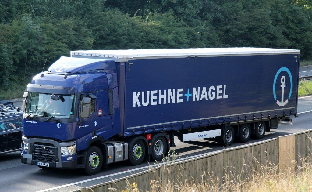 Un camion de transport Kuehne and Nagel circulant sur une autoroute.