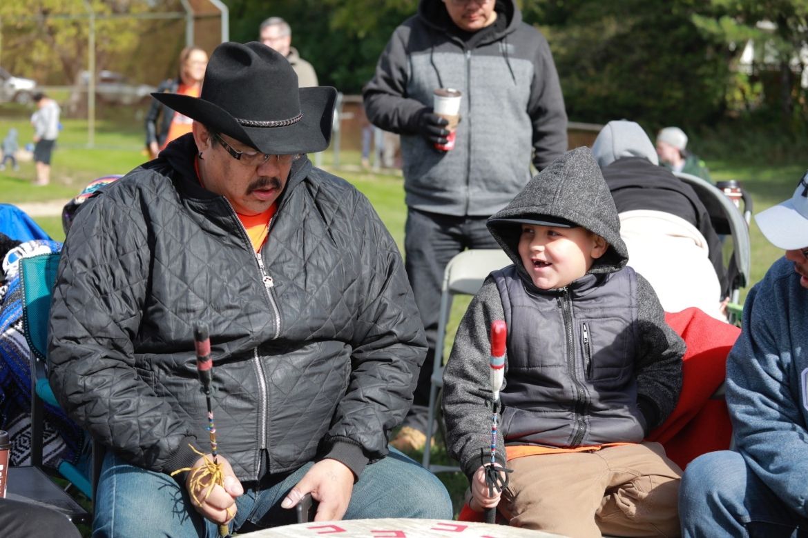 Deux joueurs de tambour indigènes participent à un pow-wow.
