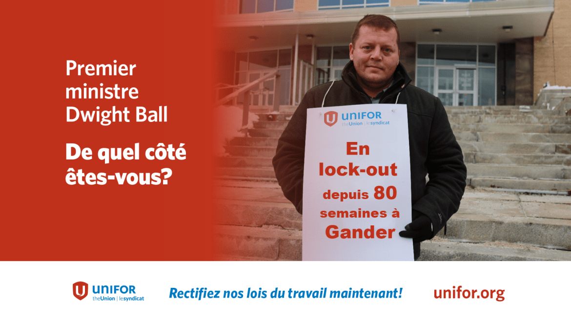 Un membre de la section locale 597 portant une pancarte sur laquelle on peut lire &quot; En lock-out depuis 79 semaines à Gander &quot; à côté du texte &quot; Le premier ministre Dwight Ball, de quel côté êtes-vous ? &quot;.
