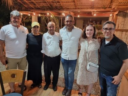 6 people in group photo