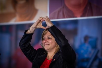 Jenn Murray making a heart shape with her hand overhead