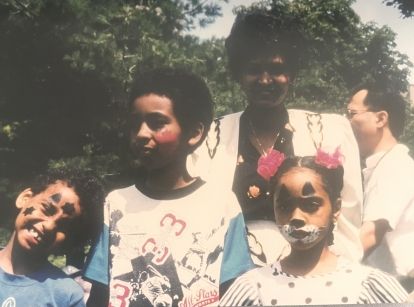 Samia Hashi avec sa mère ainsi que ses frères et sœurs.