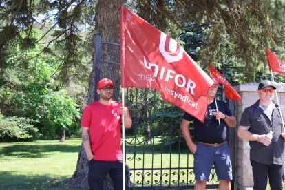 Man standing with Unifor flag