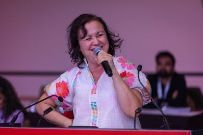 A women speaking into a mic
