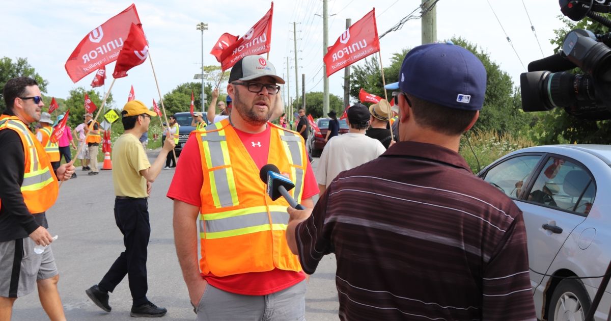 Unifor Local 1090 picket line at Pickering Casino and Resort Unifor