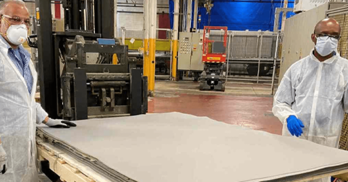 Des membres chez Woodbridge Foam fabriquent des masques de qualité