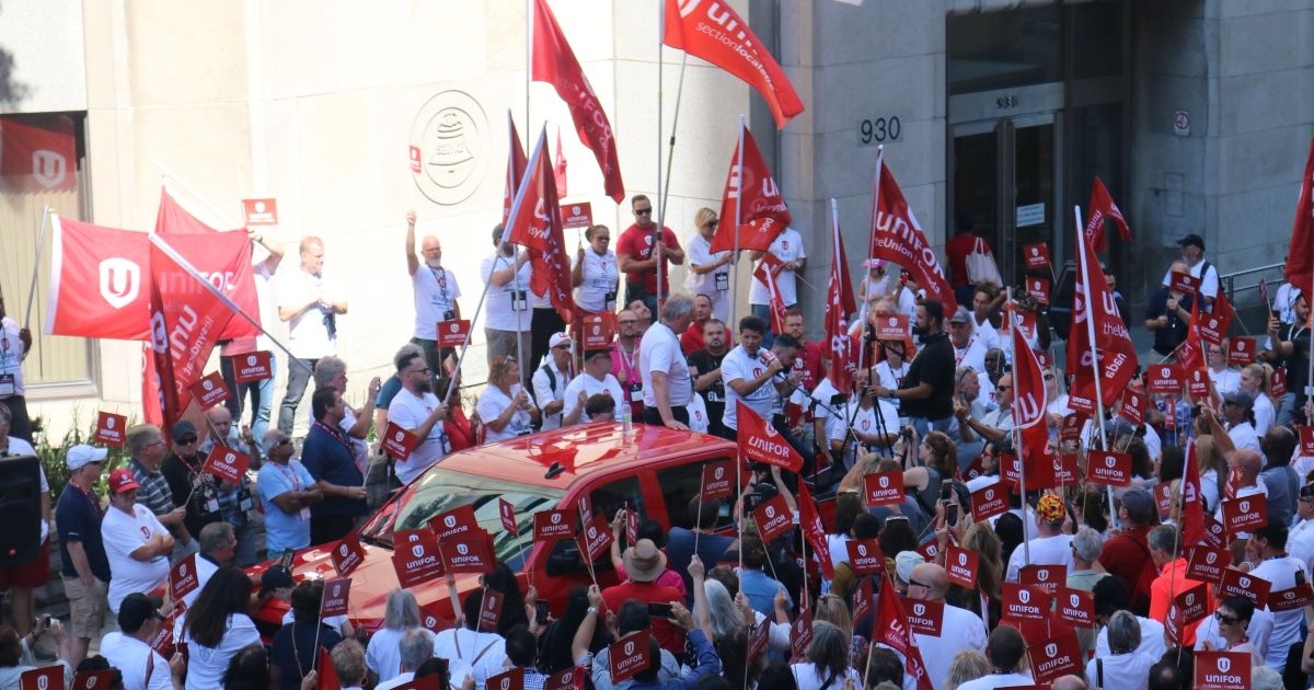 Thousands rally at Bell Canada, protesting job erosion | Unifor
